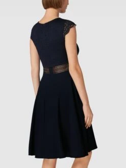 V.M. Cocktailkleid Mit Spitzenbesatz - Dunkelblau -ModeKönig Verkäufe 6t55ajii9kpj0kq36p852kqc7534oj2gap44mkag9h9k6jagakqk2caa70s34h29693k2gqb6174qj9h90o6ac1lckpmacpm6krjcc1kccqm4ohlcpj3eoj1chi36o9j74rjidg