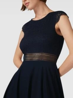 V.M. Cocktailkleid Mit Spitzenbesatz - Dunkelblau -ModeKönig Verkäufe 71b48k9g9oq50k2k6gq3ghi48t24scq9adb46hhn651kmla68p35cdi39gs3cjpk69b54kqg9ksj0kqf6t3j2p3570s3ep33c8pj0e9kchj38oho6krjco9g74rjed9l64p66og