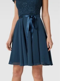 Swing Cocktailkleid Mit Spitzenbesatz - Rauchblau -ModeKönig Verkäufe 8p2kgja88l156ham6l1j4had6gs30jpjal832e9o6d2jechl9oqk2kq8al23ck268sok4ihk6h14edaf98o68d1k6cqmae1pc8ojcd9k70o32o9n60s62p9o6hj3cp1oc4q3id8