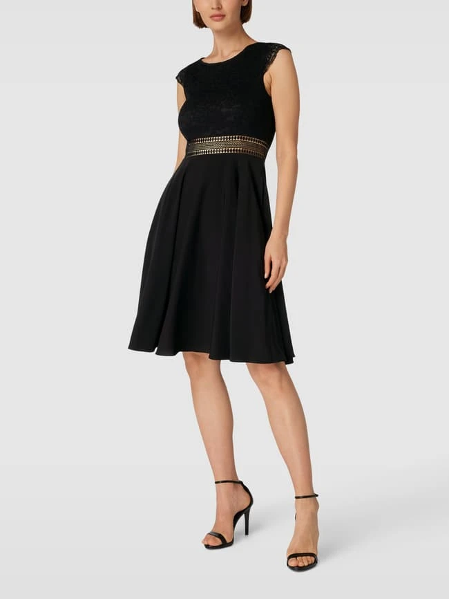 V.M. Cocktailkleid Mit Spitzenbesatz - Schwarz 1 V.M. Cocktailkleid Mit Spitzenbesatz - Schwarz